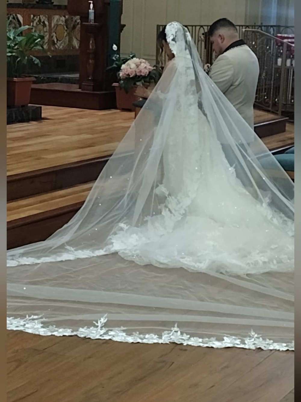 Elegant White Lace-Edge cathedral Bridal Veil - ivory Amanda Novias